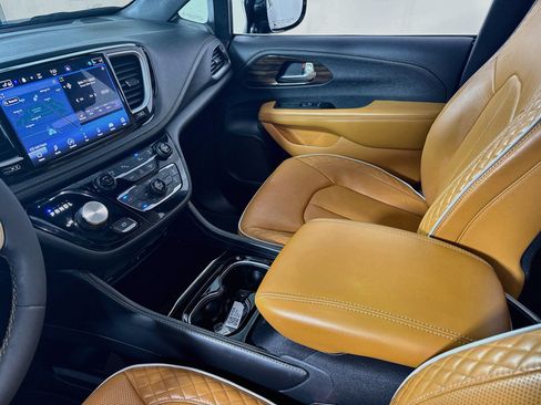 Used 2023 Chrysler Pacifica Pinnacle FWD image 27