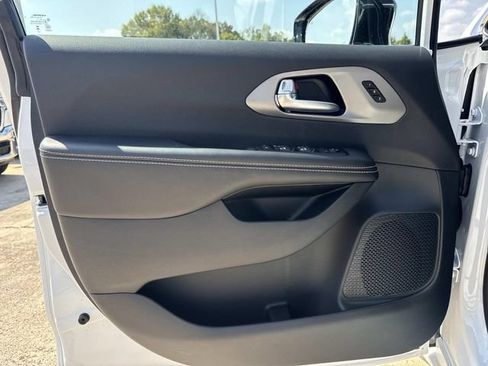 New 2027 Chrysler Pacifica Select FWD image 19