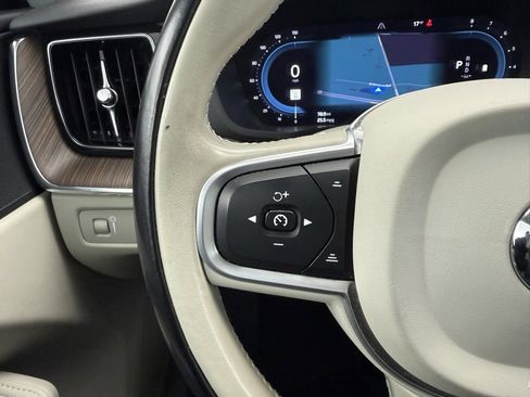Used 2022 Volvo XC60 B5 Momentum image 26