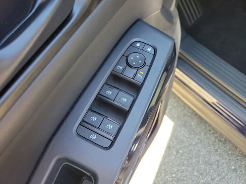 Used 2025 Nissan Pathfinder SV AWD/4WD image 15
