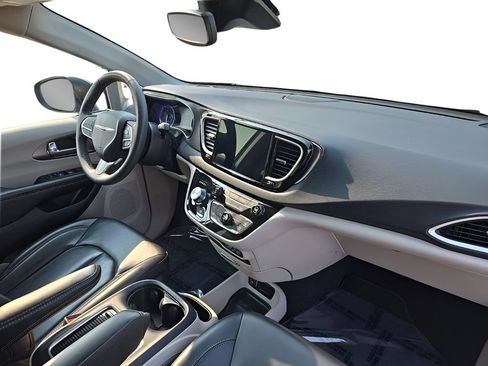 Used 2023 Chrysler Pacifica Touring-L FWD image 26