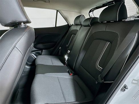 Used 2022 Hyundai Venue Limited image 21