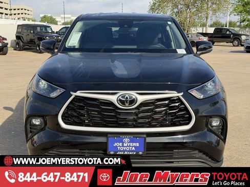 Used 2025 Toyota Highlander LE image 3