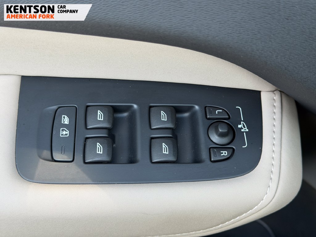 Used 2026 Volvo XC60 B5 Plus AWD/4WD image 19
