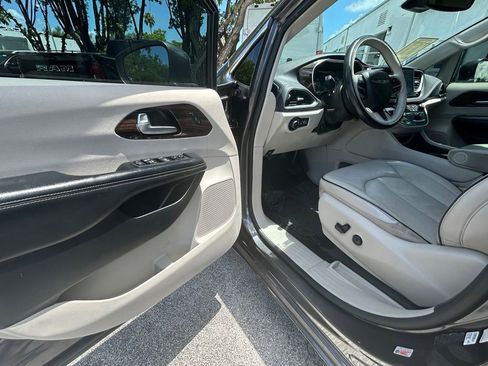 Used 2021 Chrysler Pacifica Limited AWD/4WD image 15