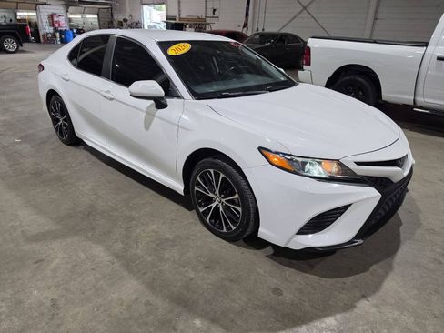 Used 2020 Toyota Camry SE FWD image 18