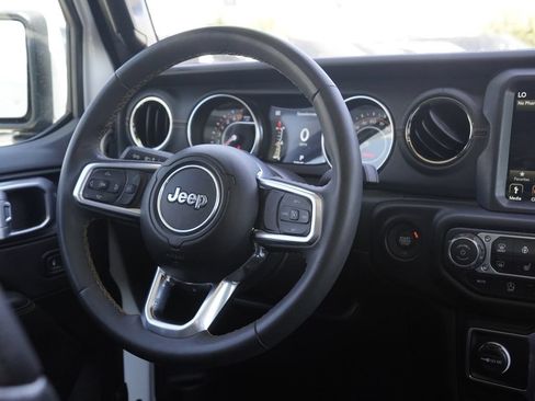 Certified 2023 Jeep Gladiator Overland AWD/4WD image 36