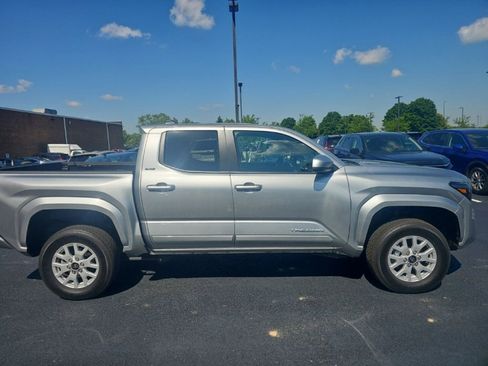 Used 2025 Toyota Tacoma SR5 AWD/4WD image 4