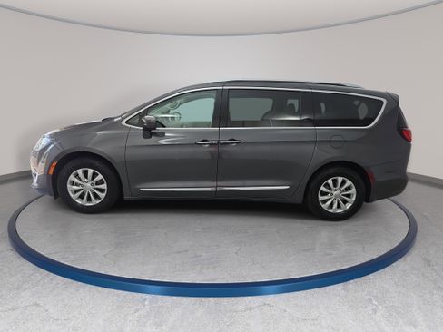 Used 2018 Chrysler Pacifica Touring-L image 8