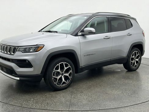 Used 2025 Jeep Compass Limited AWD/4WD image 3