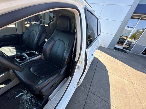 Used 2022 Chrysler Pacifica Touring-L FWD image 12
