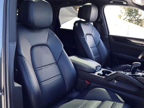 Certified 2023 Porsche Cayenne Platinum Edition AWD/4WD image 25