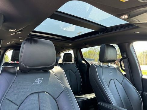 Used 2025 Chrysler Pacifica Limited FWD image 9