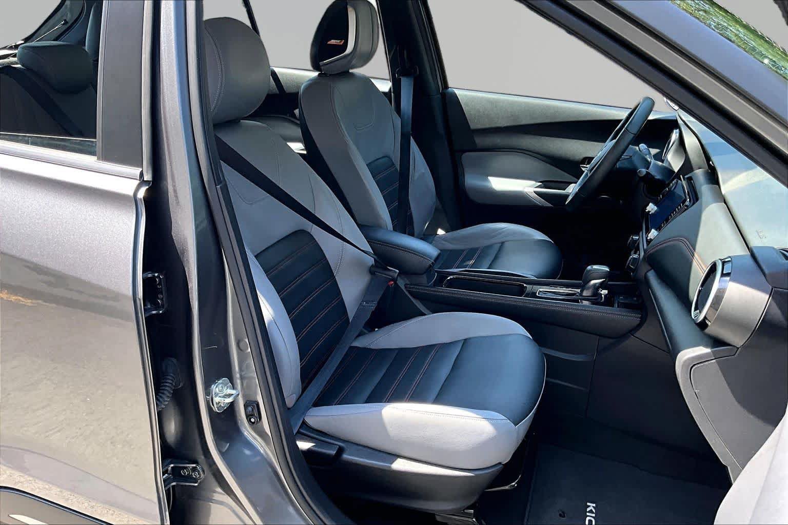 Used 2023 Nissan Kicks SR w/ SR Premium Package FWD image 9