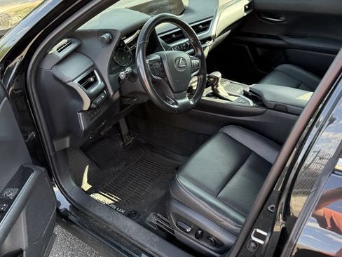 Used 2019 Lexus UX 250h AWD/4WD image 3
