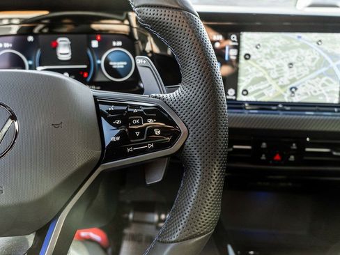 Used 2024 Volkswagen Golf R image 25