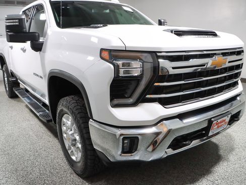 Used 2024 Chevrolet Silverado 2500 LTZ AWD/4WD image 5