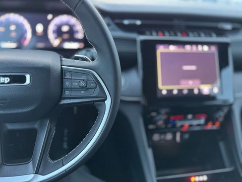 Used 2025 Jeep Grand Cherokee L Laredo image 8