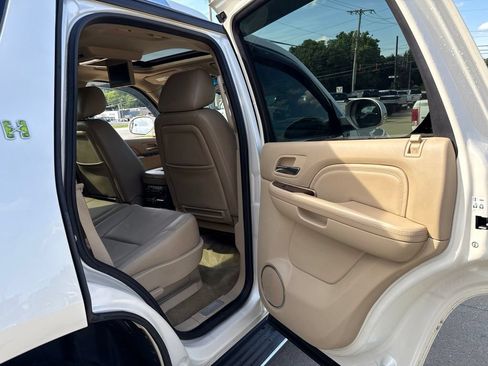 Used 2011 Cadillac Escalade 4WD Hybrid image 49