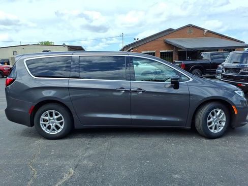 Used 2023 Chrysler Pacifica Touring-L FWD image 2
