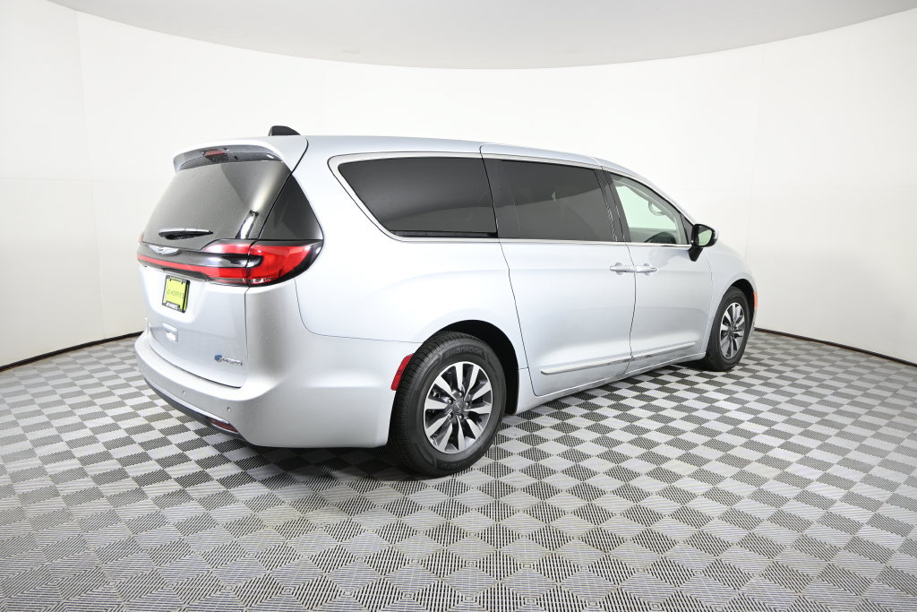 Used 2023 Chrysler Pacifica Limited FWD image 6