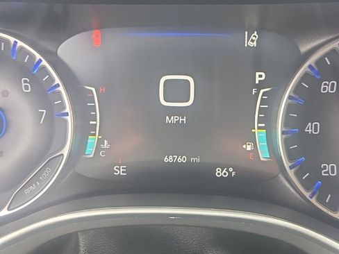 Used 2023 Chrysler Pacifica Touring-L FWD image 11