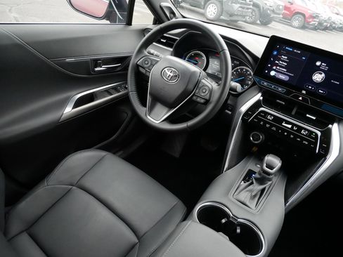 Certified 2024 Toyota Venza XLE AWD/4WD image 9