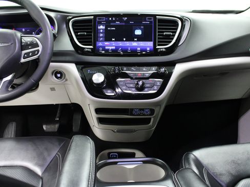 Used 2024 Chrysler Pacifica Touring-L FWD image 19
