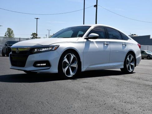Used 2018 Honda Accord Touring image 3