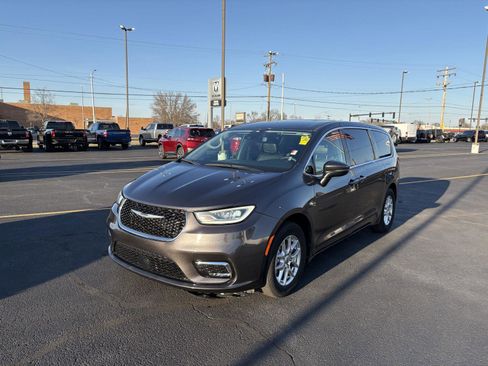 Used 2023 Chrysler Pacifica Touring-L image 4