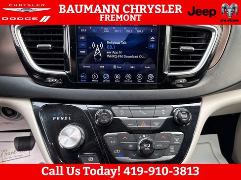 Used 2018 Chrysler Pacifica Touring-L Plus w/ Tire & Wheel Group FWD image 18