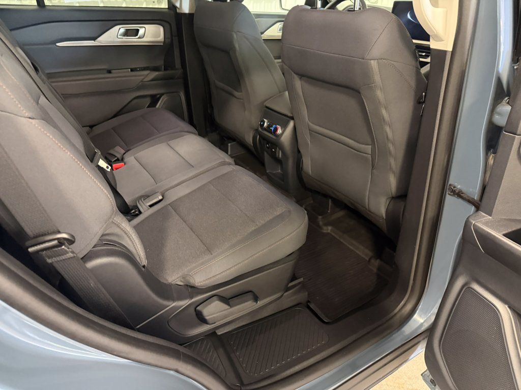 Used 2025 Ford Explorer Active AWD/4WD image 25