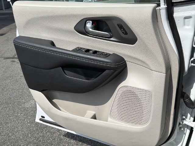 Used 2024 Chrysler Pacifica Touring-L FWD image 30
