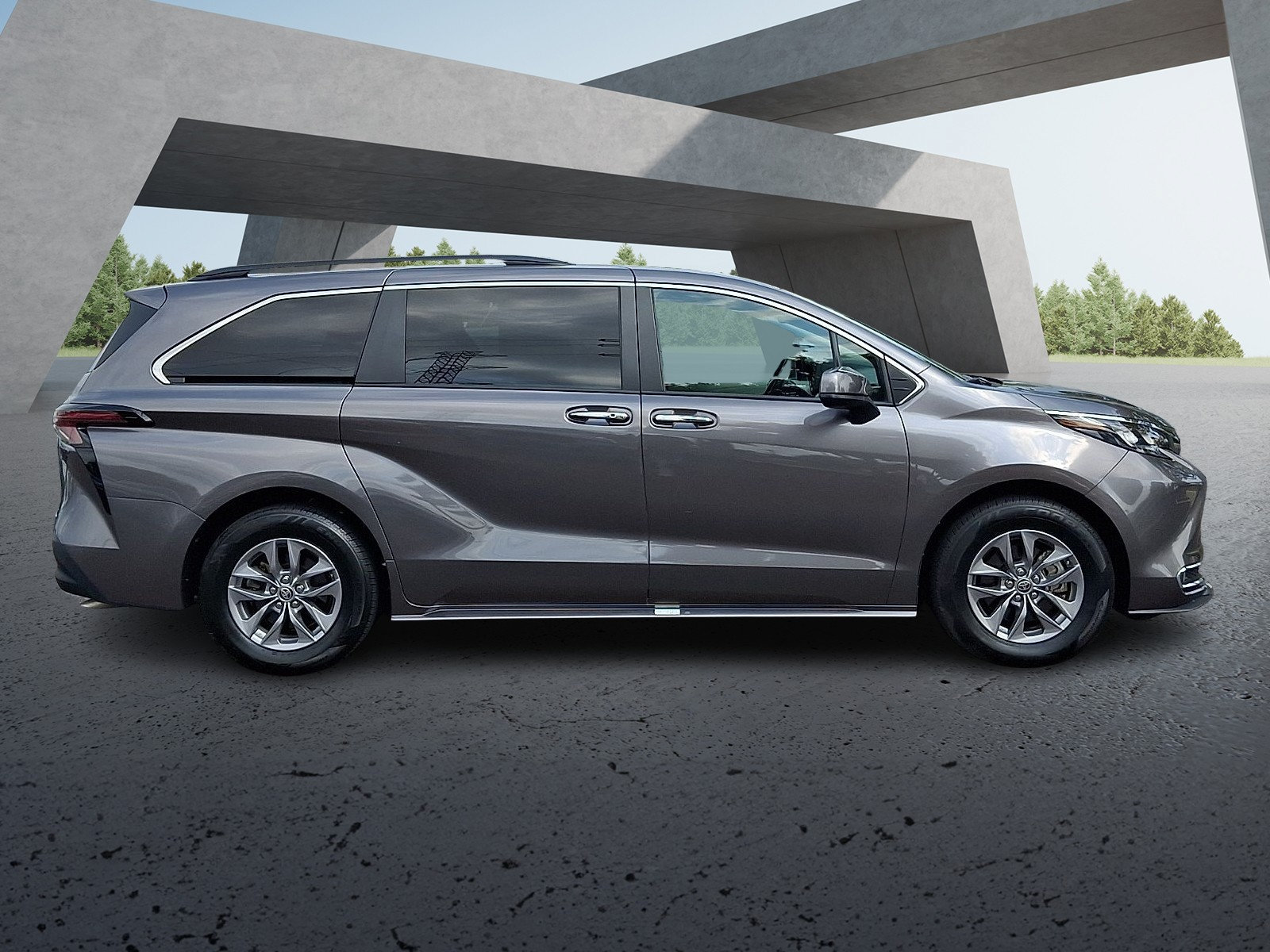 Used 2024 Toyota Sienna XLE FWD image 7