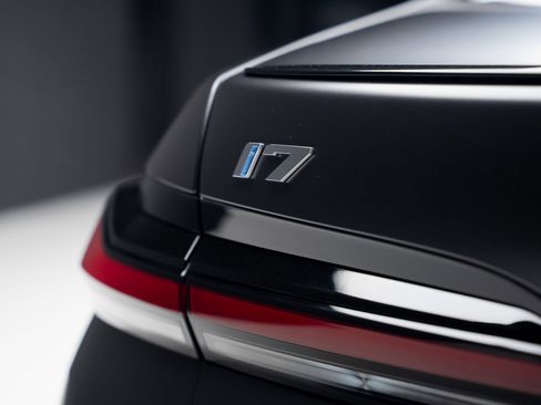 Used 2023 BMW i7 xDrive60 image 29