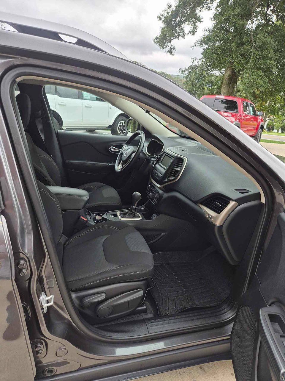 Used 2016 Jeep Cherokee Latitude w/ Comfort/Convenience Group AWD/4WD image 9