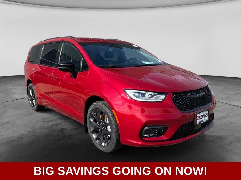New 2026 Chrysler Pacifica Select w/ S Appearance Package AWD/4WD image 3