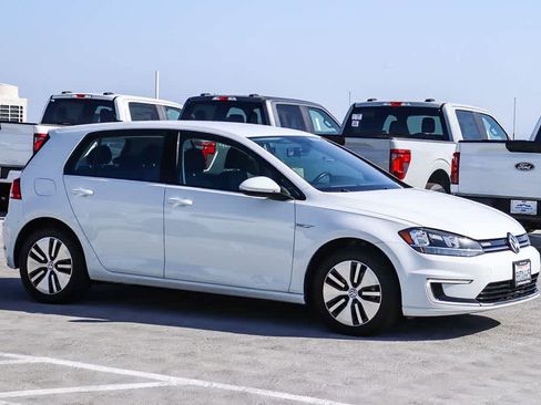 Used 2018 Volkswagen e-Golf SE FWD image 3
