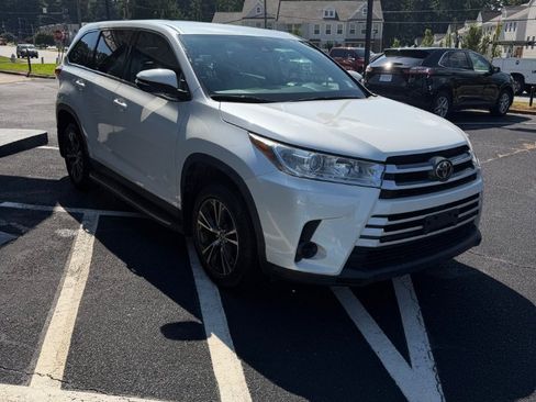 Used 2019 Toyota Highlander LE FWD image 3
