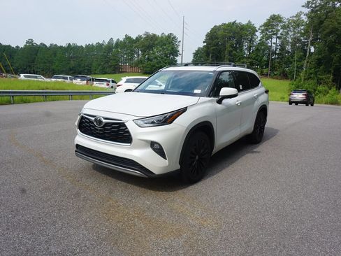 Used 2023 Toyota Highlander Platinum FWD image 27