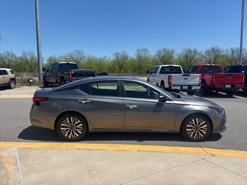 Used 2024 Nissan Altima 2.5 SV image 6