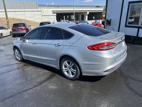 Used 2018 Ford Fusion SE w/ Fusion SE Technology Package image 9