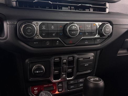 Certified 2025 Jeep Wrangler Unlimited Rubicon w/ Convenience Group AWD/4WD image 19