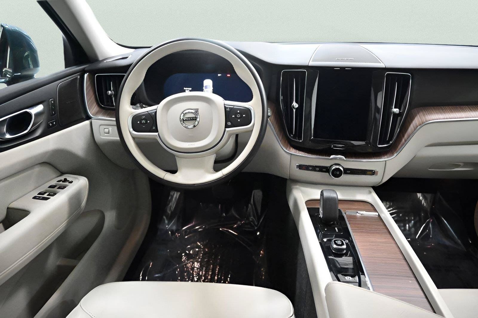 Used 2022 Volvo XC60 B5 Momentum w/ Protection Package AWD/4WD image 9