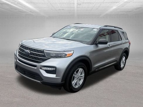 Used 2024 Ford Explorer XLT w/ Equipment Group 202A AWD/4WD image 4
