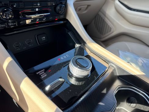 Used 2025 Jeep Grand Cherokee Limited AWD/4WD image 25