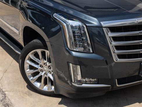 Used 2019 Cadillac Escalade Luxury AWD/4WD image 2