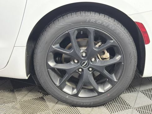 Used 2025 Chrysler Pacifica Limited FWD image 27