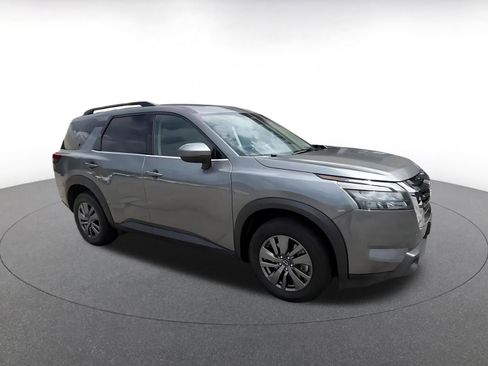 Used 2025 Nissan Pathfinder SV AWD/4WD image 2