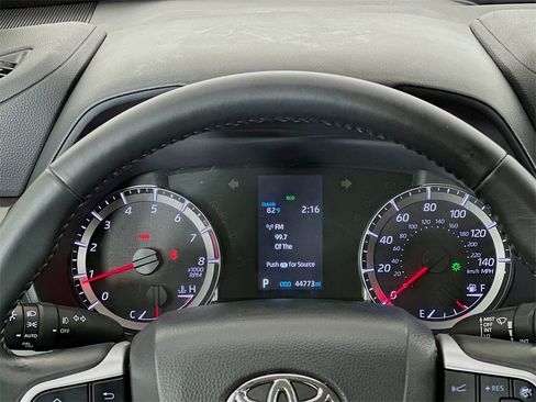 Used 2022 Toyota Highlander LE image 11